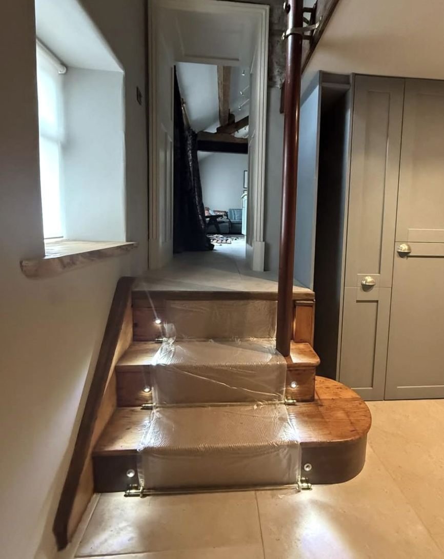 Step lights in an oak staircase